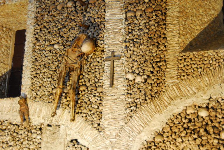 Esqueletos Pendurados na Capela dos Ossos em Évora